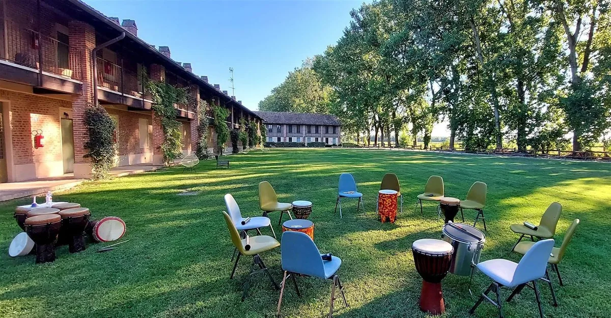 Un cerchio di tamburi nel giardino