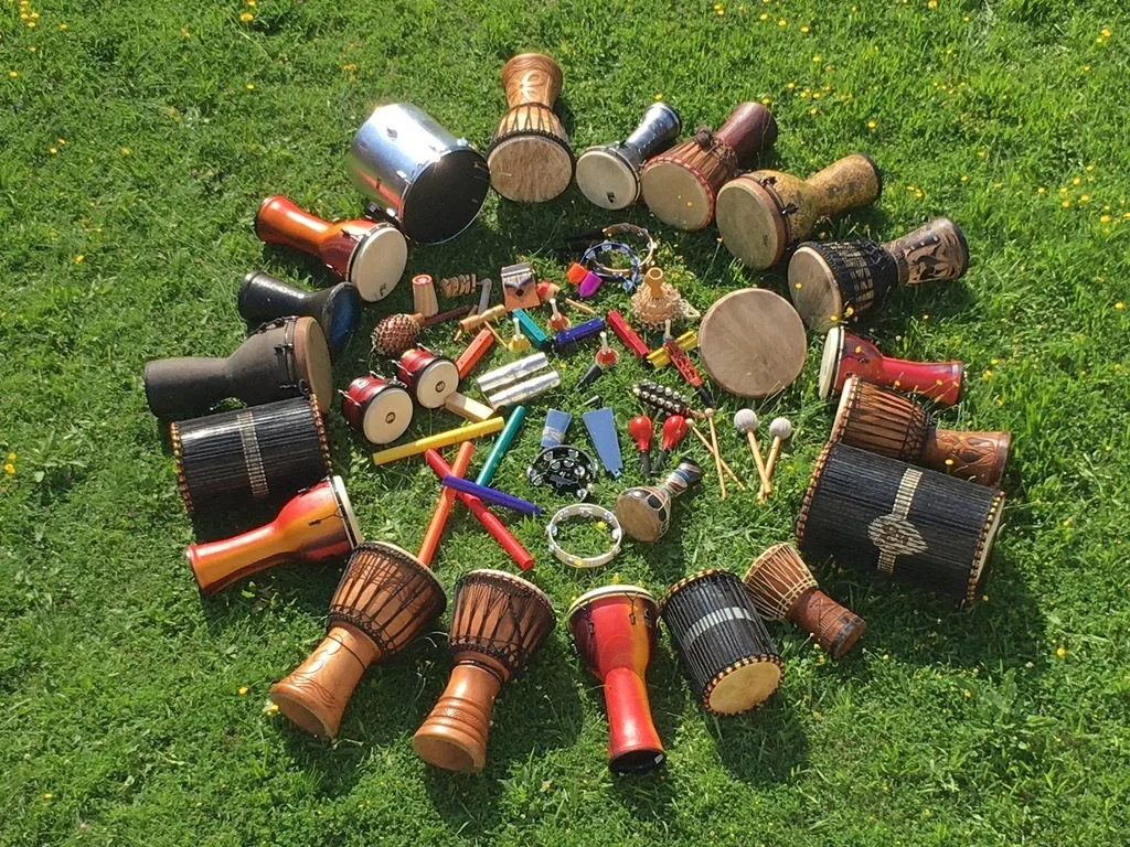 Tamburi e percussioni disposti in cerchio nel prato