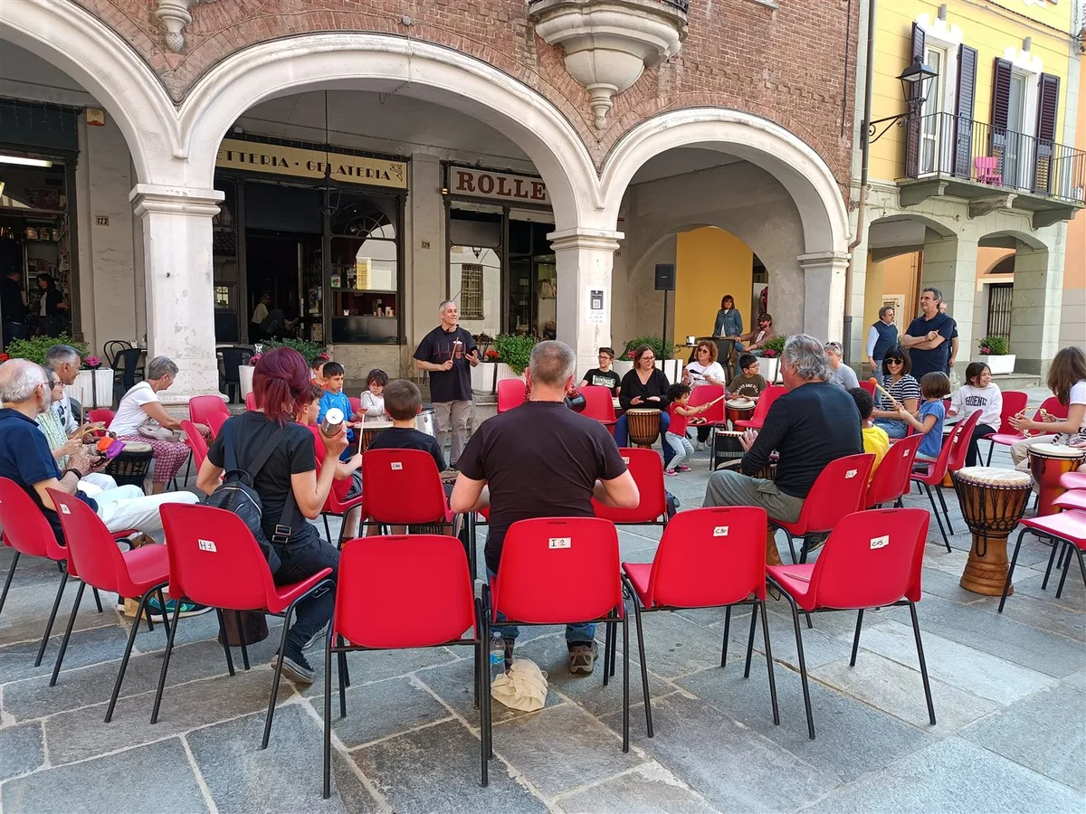 Partecipanti al Drum Circle nel cortile
