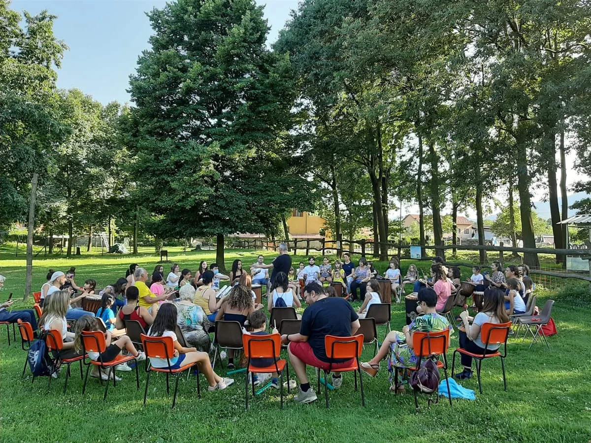 Partecipanti al Drum Circle riuniti nel parco