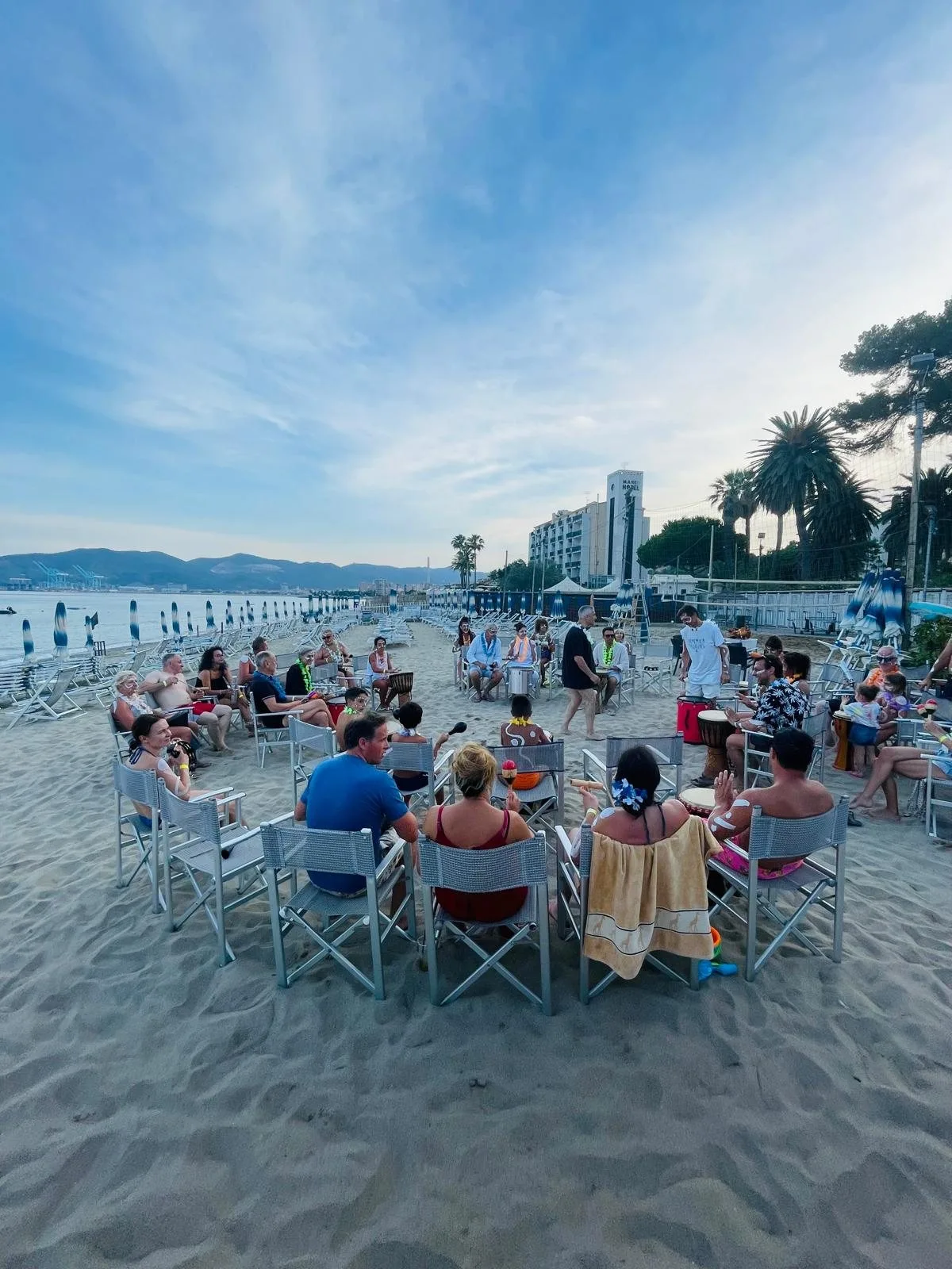 Drum Circle in gruppo sulla spiaggia