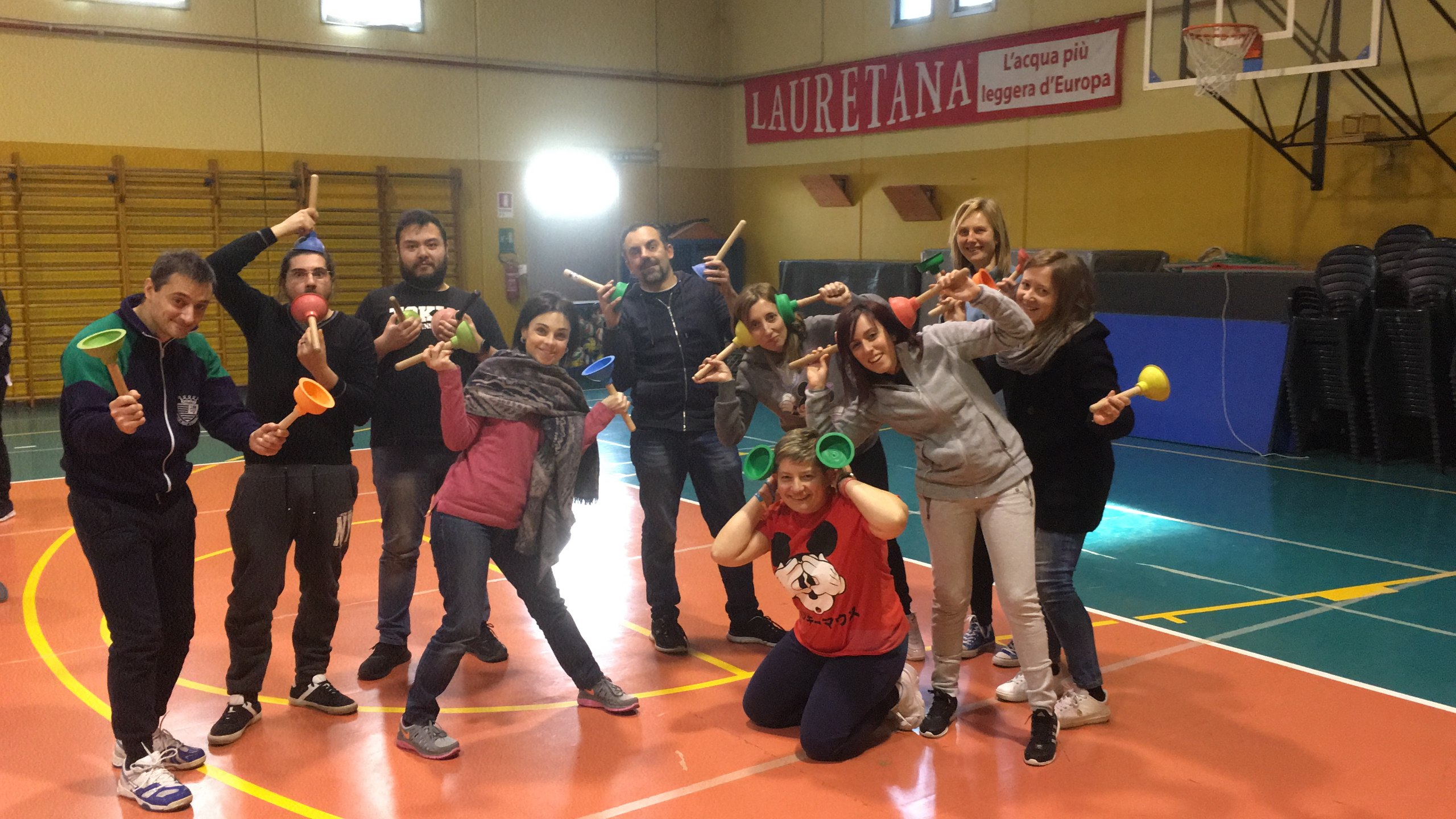 Docenti raccolti in cerchio durante un laboratorio di formazione musicale