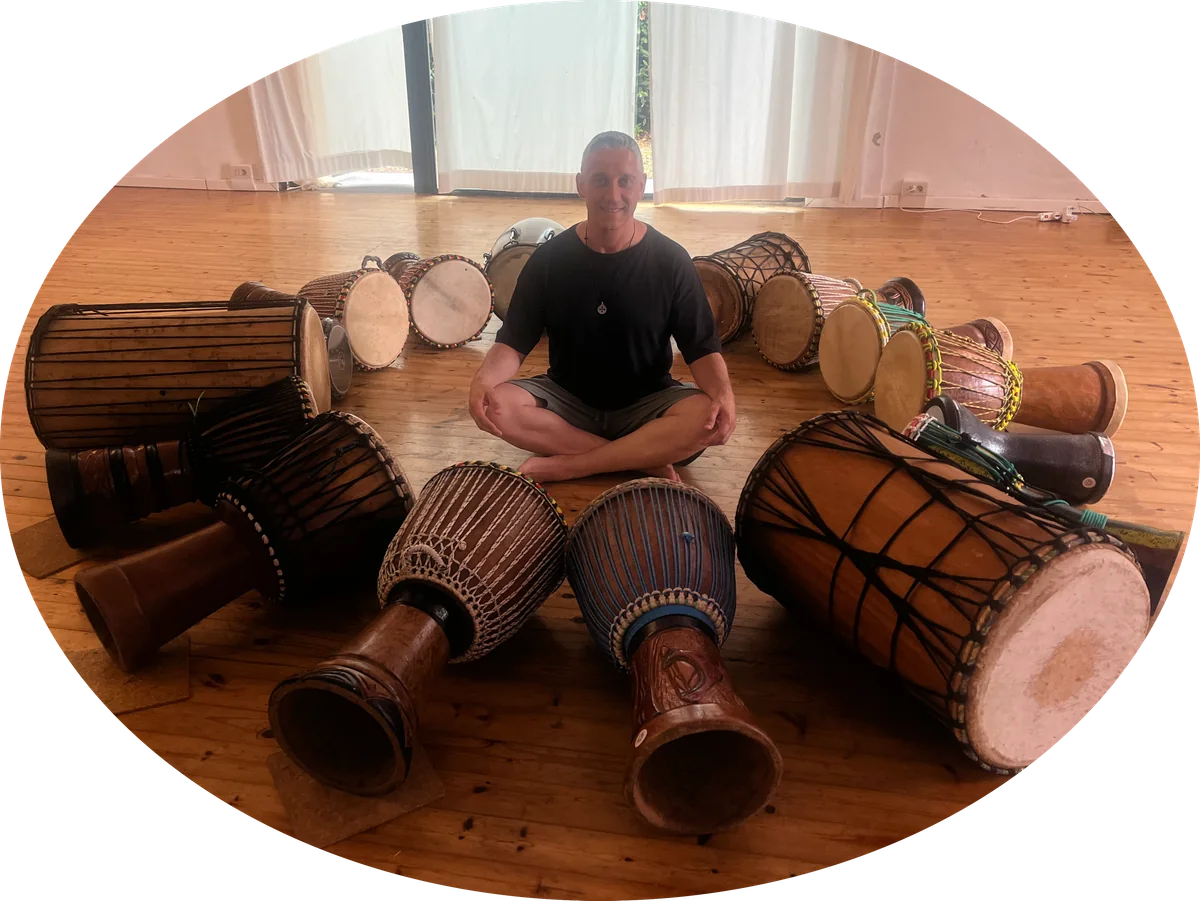 Massimiliano Mittica seduto tra i tamburi del Drum Circle