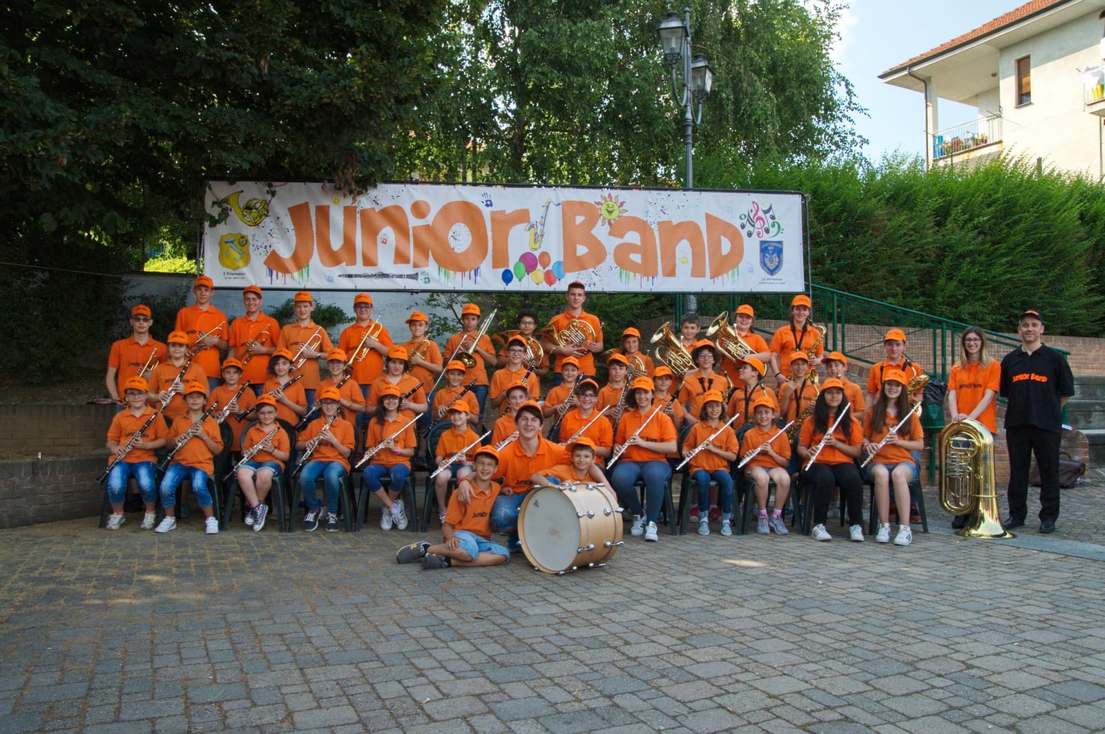 La Junior Band con i propri strumenti, riunita sotto lo striscione