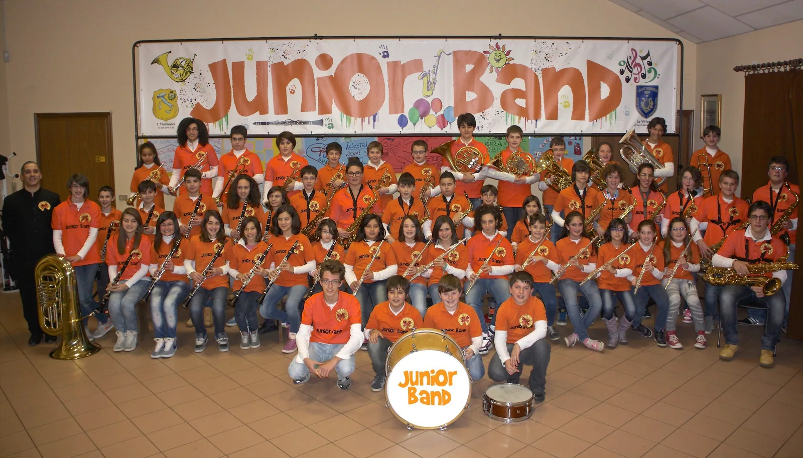 La Junior Band riunita sotto lo striscione Junior Band
